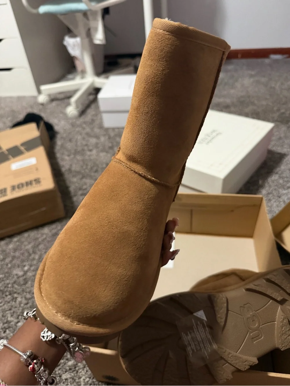 NWT UGG CHESTNUT WOMEN SIZE 7